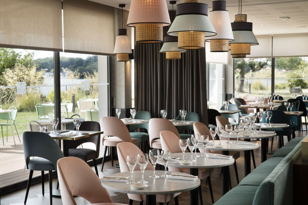 Superbe salle de restaurant de l'hôtel Les Rives du Ter à Larmor-Plage lors d'un séminaire oenologique d'entreprise
