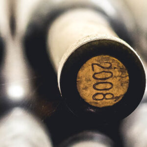 Bouteilles de vins couchées dans une cave